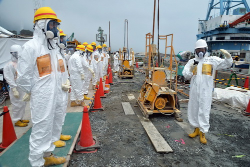Các quan chức địa phương và chuyên gia hạt nhân thị sát một công trình xây dựng nhằm ngăn chặn phóng xạ rò rỉ khỏi nhà máy điện hạt nhân Fukushima hôm 6.8